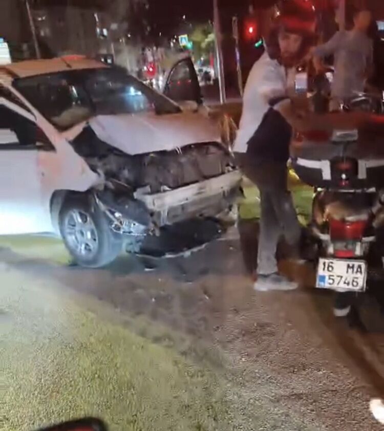 Kırmızı Işıkta Geçti Canından Oldu Otomobil Motosiklete Çarptı!-1