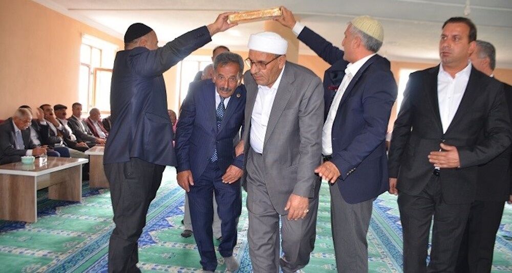 15 yıl sonra Kur'an-ı Kerim'in altından geçerek barıştılar