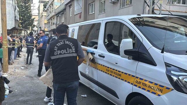 Önce eşini öldürdü sonra sokakta ateş açtı: Yaralılar var!