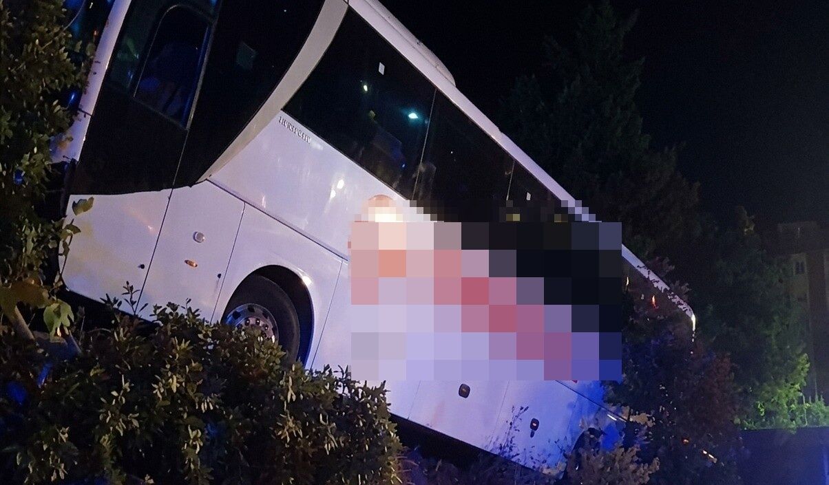 Yolcu otobüsü yoldan çıktı: Çok sayıda yaralı var!
