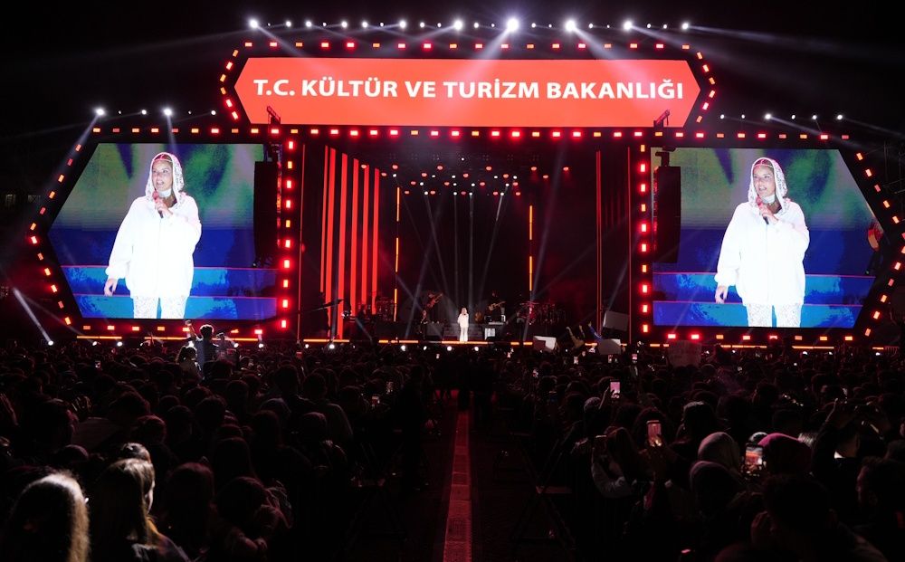 Bengü’den Diyarbakır’da müzik ziyafeti: Binler akın etti