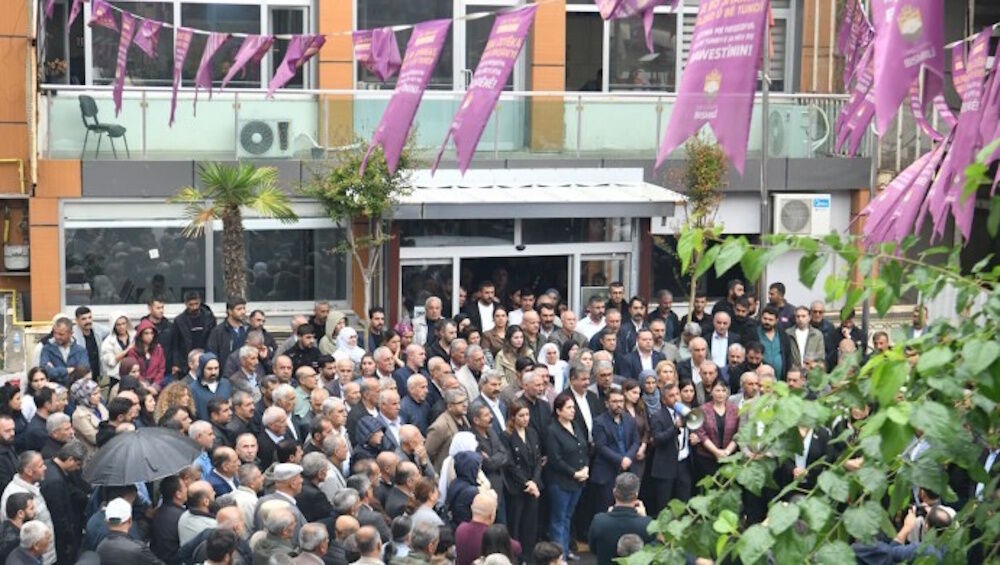 Diyarbakır’da belediyeye silahlı tehdit: DEM Parti toplandı!