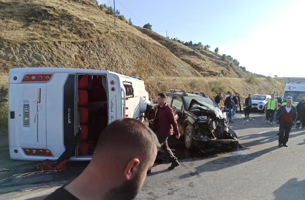 Bingöl -Diyarbakır yolunda midibüs kazası: 1'i ağır 12 yaralı