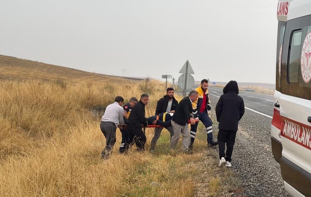 Diyarbakır’da lastiği patlayan pikap şarampole uçtu: Yaralı var