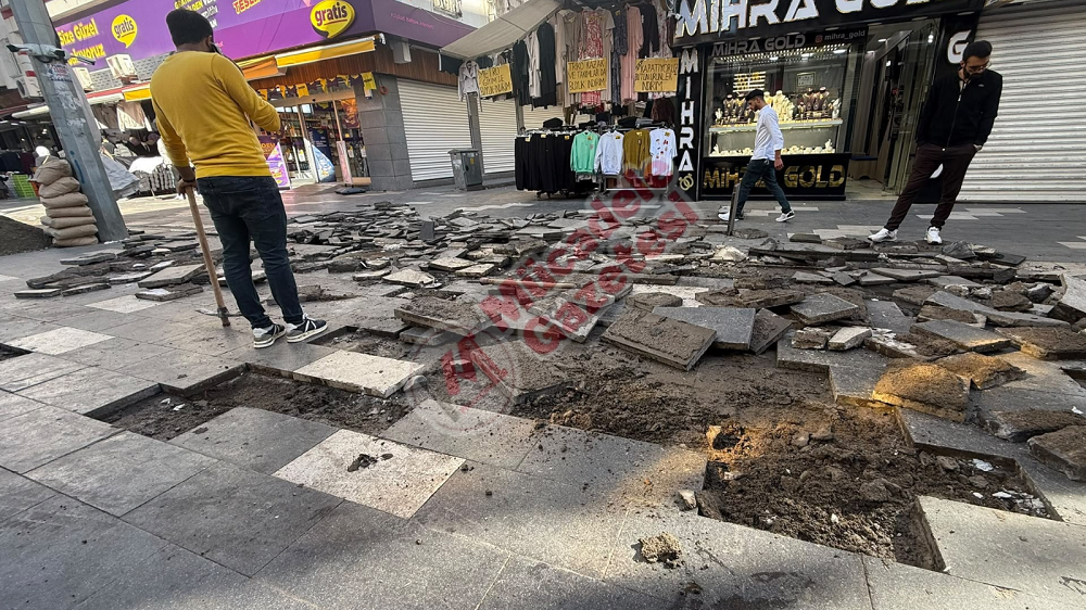 Diyarbakır'da Belediye Yapmadı, Esnaf Kolları Sıvadı!-1