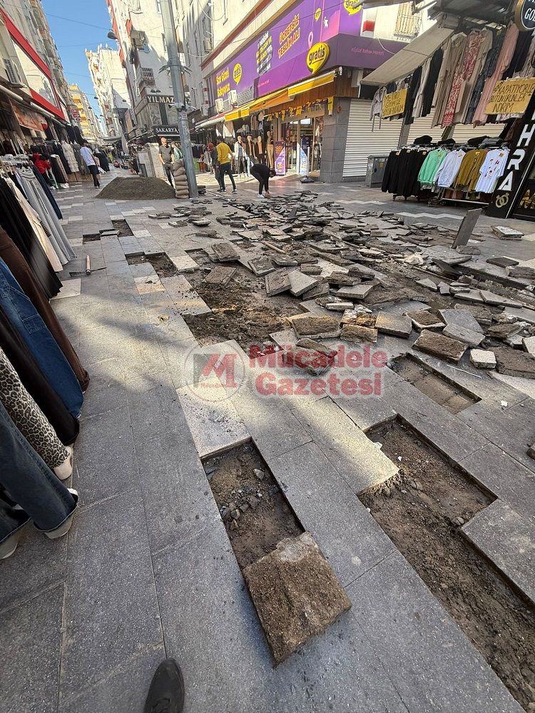 Diyarbakır'da Belediye Yapmadı, Esnaf Kolları Sıvadı!