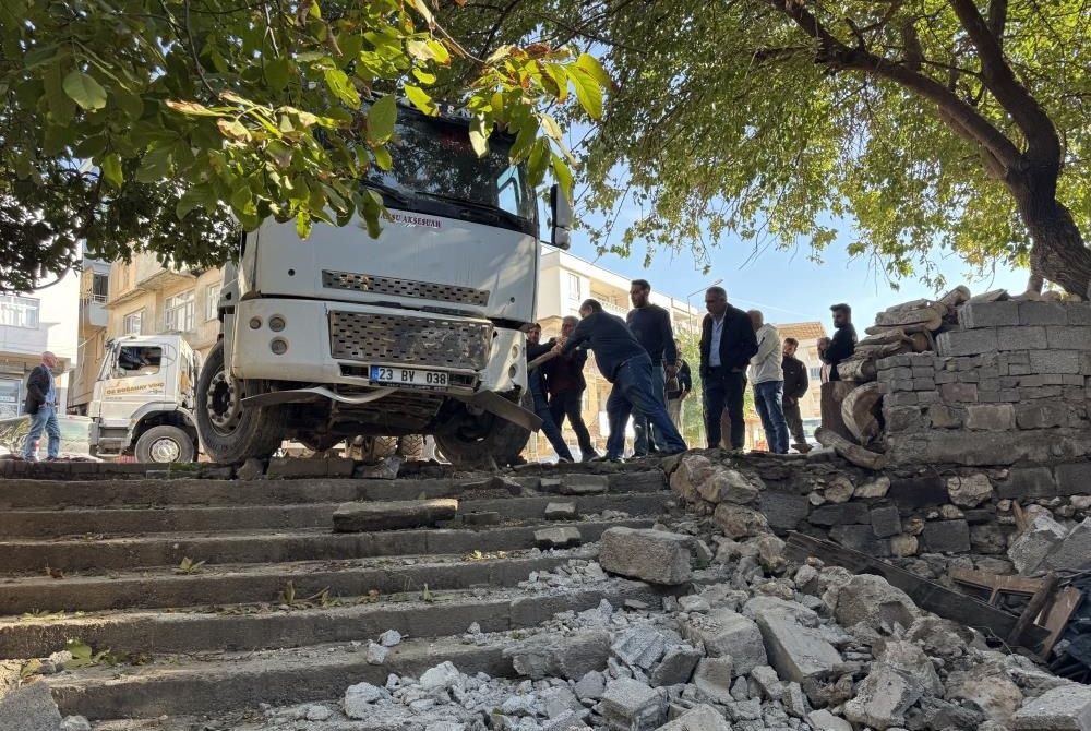 Diyarbakır’da kamyon mahalleye girdi, faciadan dönüldü!
