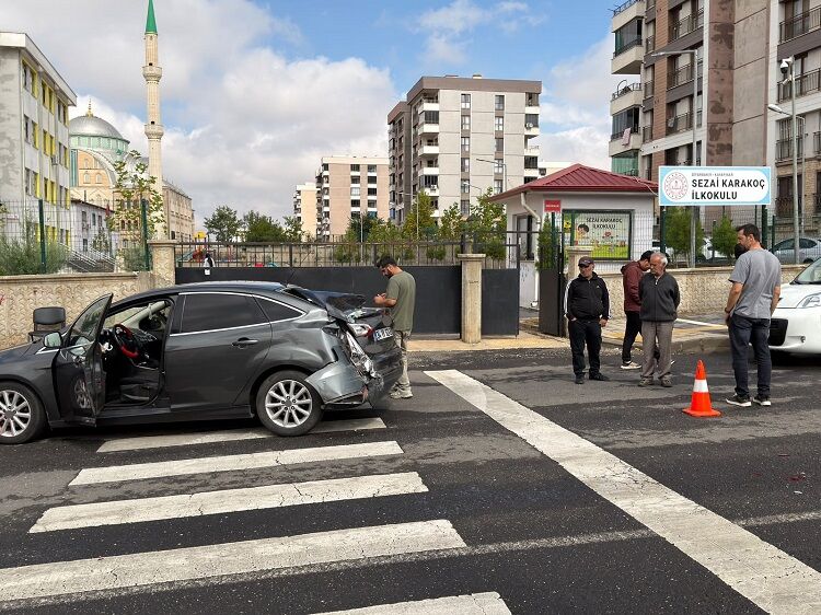 Diyarbakır’da Özel Halk Otobüsü Ve Otomobil Çarpıştı Çok Sayıda Yaralı Var! (1)-1