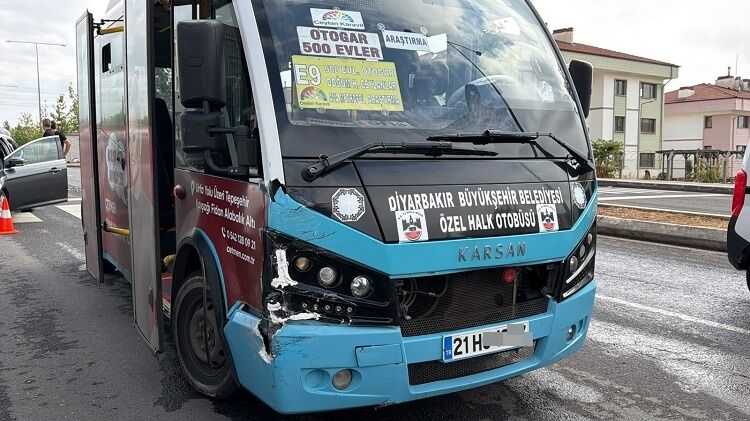 Diyarbakır’da Özel Halk Otobüsü Ve Otomobil Çarpıştı Çok Sayıda Yaralı Var! (3)