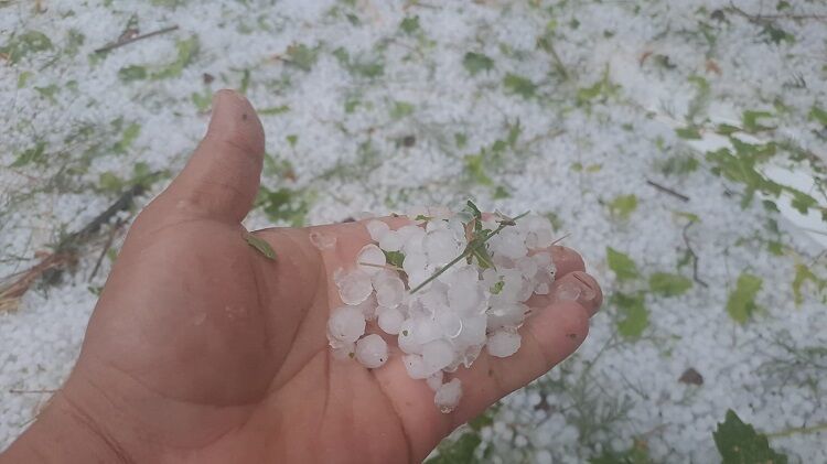 Diyarbakır’ın Ilçesinde Aniden Dolu Yağdı