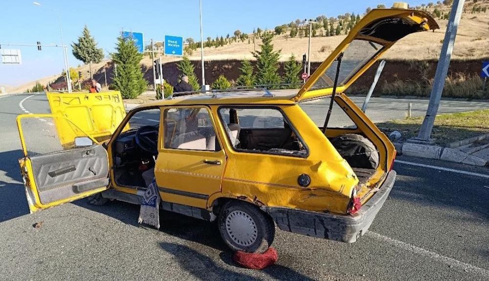 Elazığ- Diyarbakır yolunda iki otomobil çarpıştı: Ölü ve yaralılar var