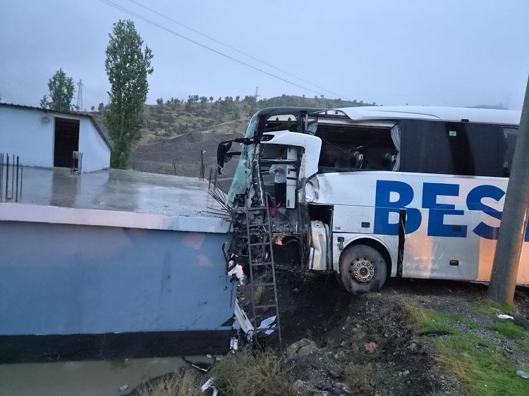 Şırnak’ta Otobüs Ve Tir Çarpıştı 15 Yaralı Var-1